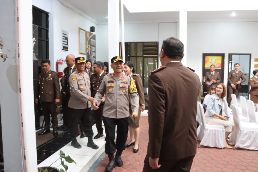 Hari Bhakti Adhyaksa Ke-64, Kapolres Tanah Karo AKBP Wahyudi Rahman Berikan Kejutan Kepada Kejaksaan Negeri Karo 