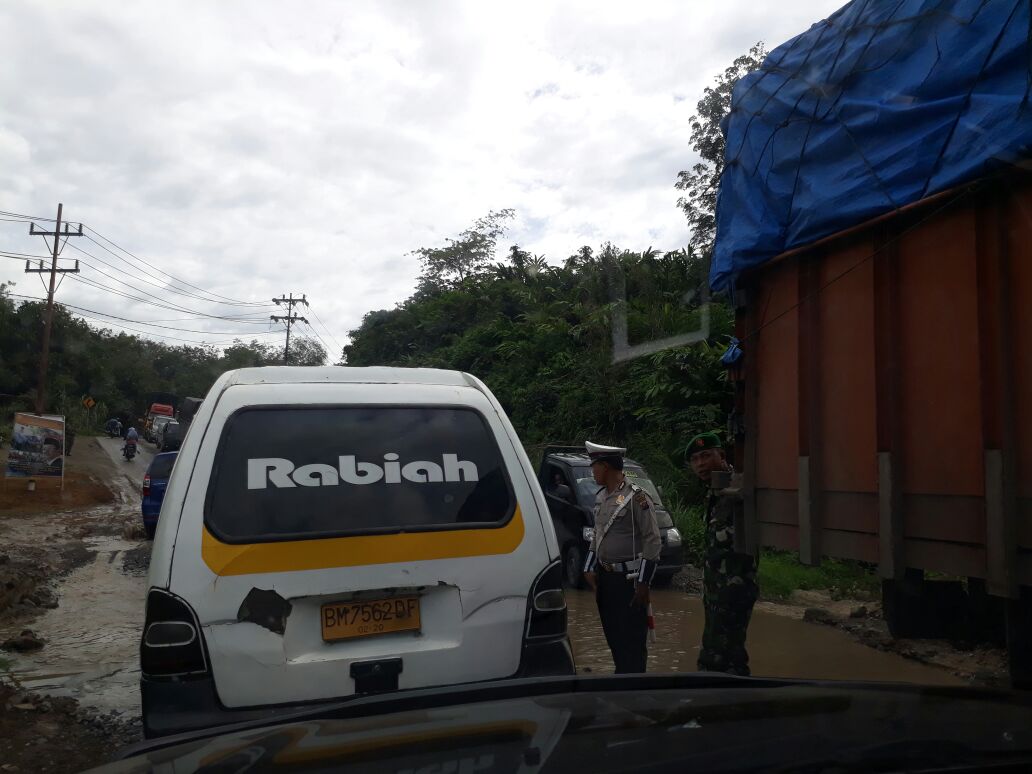 Jalan Provinsi Lintas Sumatera - Pargarutan Sempit, Rusak dan Berlobang: Kerap Macet!