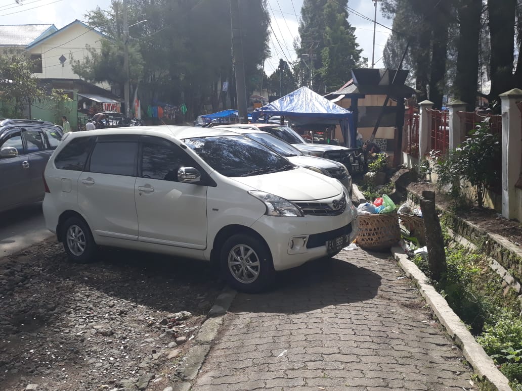 Ganggu Pejalan Kaki, Warga Nilai Parkir Kendaraan di Jalan Gundaling (Karo) Kurang Ditata Rapi