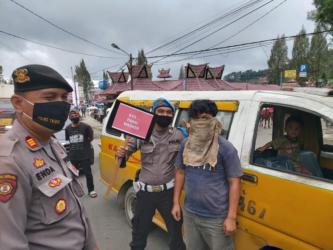 Aksi Supir Angkot Ini Pakai Kain Lap Pengganti Masker Terjaring Operasi Yustisi di Berastagi