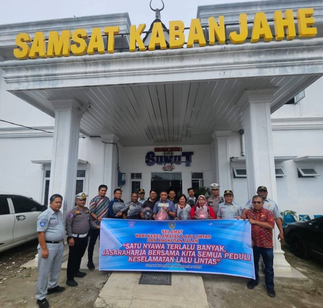 Sebagai wujud nyata kepedulian Polri dalam keselamatan, Satlantas Polres Tanah Karo Bagikan Helm Standar SNI