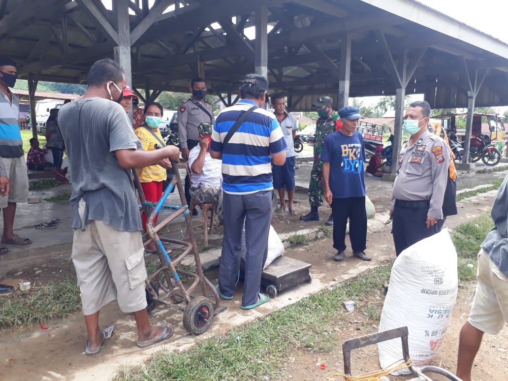 Cegah Covid 19, Anggota TNI -  Polri Tetap Imbau Warga Terkait Prokes di Pasar Mardingding
