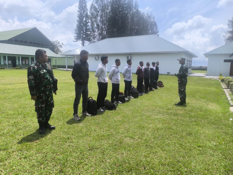 Kodim 0205/Tanah Karo Lepas 8 Calon Komcad Untuk Mengikuti Seleksi di Rindam I/BB Pematang Siantar