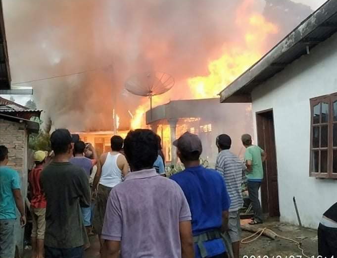 3 Dibongkar, Cegah tak Merembet:  7 Rumah Hangus Terbakar di Desa Munthe