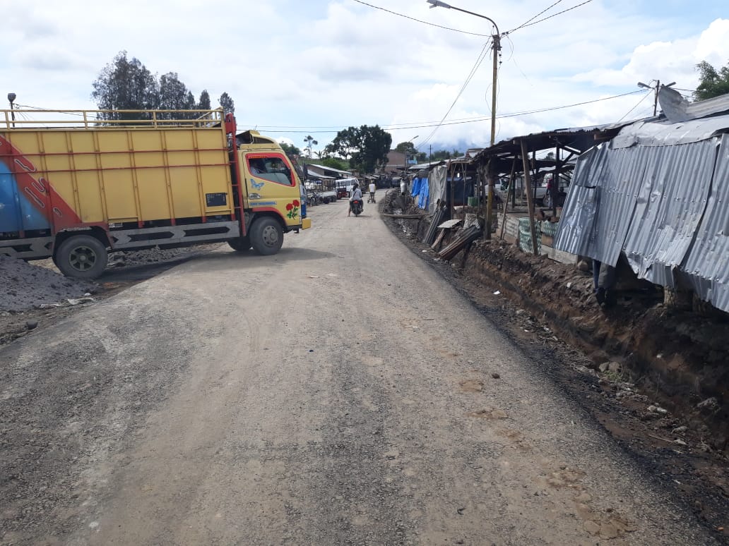 Dulu Ibarat 'Kubangan Kerbau,' Warga Bangga Jalan Diaspal Menuju Pasar Roga Berastagi