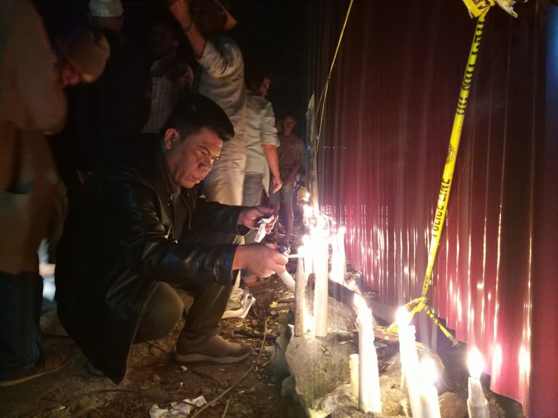 Bentuk Solidaritas Sesama Rekan, Puluhan Wartawan Di Kabupaten Karo Gelar Aksi Lilin di Lokasi Kebakaran