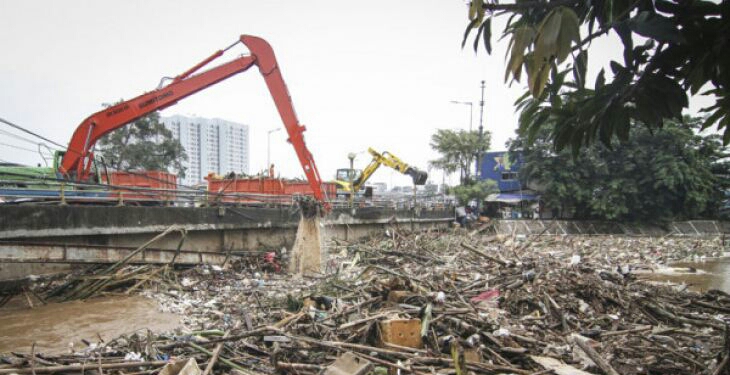 UPK Badan Air Jaktim: 3.000 Ton Sampah Sudah Diangkut dari Bantaran Ciliwung