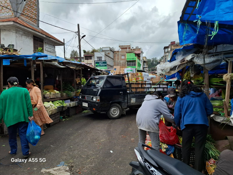Warga Berastagi Desak Pemkab Karo Merelokasi Pedagang di Jalan Perniagaan ke Los Jahe-Jahe Warga Berastagi Desak Pemkab Karo Merelokasi Pedagang di Jalan Perniagaan ke Los Jahe-Jahe