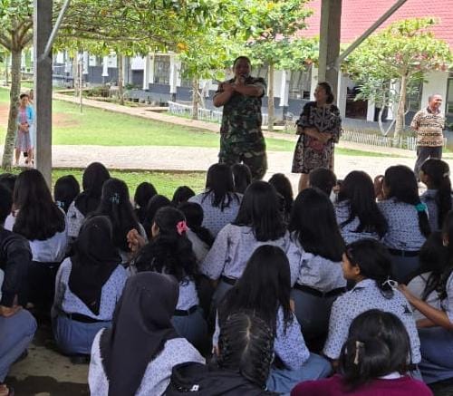 Danramil 04/SE Beri Materi Penguatan Kebangsaan dan Antisipasi Kenakalan Remaja di SMA N 1 Simpang Empat 