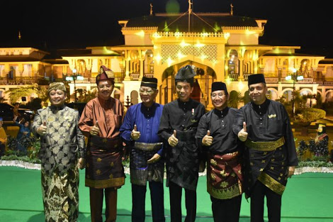 Dihadapan Raja dan Sultan se-Nusantara, Presiden Jokowi dan Gubsu Berpantun di Istana Maimun