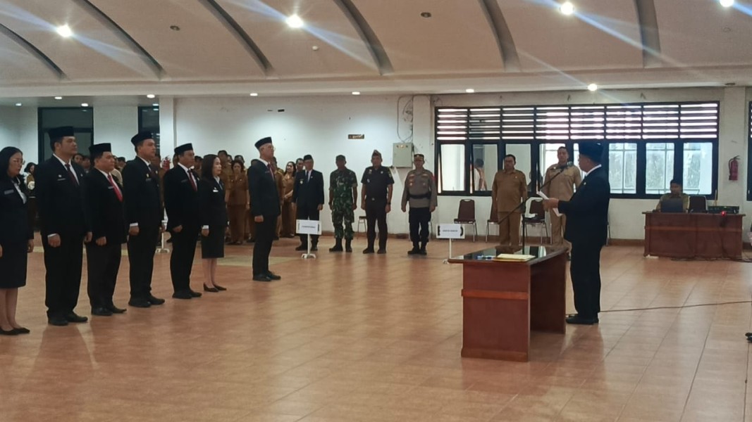 Bupati Karo Brigjen Pol [ Purn ] Dr.dr Antonius Ginting Sp.OG M.Kes Lantik Delapan Pejabat Pimpinan Tinggi Pratama Hasil Seleksi Terbuka