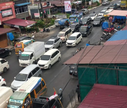 Parkir Sembarangan dan Rambu Rambu Pun Tak Berfungsi Akibatkan Kemacetan di Berastagi, Anggota DPRD Karo Dodi Sinuhaji: Perlu Ditata Ulang Kantong Parkir