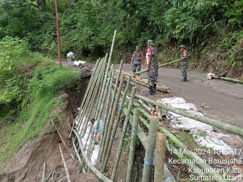 Bentuk Kepedulian Kepada Masyarakat, Kodim 0205/TK Pasang Bambu Untuk Mengantisipasi Terjadinya Longsor Susulan di Jalan Barusjahe - Serdang