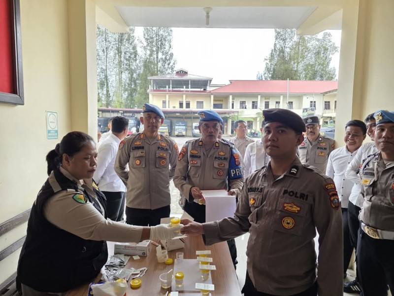 Dalam Upaya Memastikan Kedisiplinan dan Integritas, Kasi Propam Polres Tanah Karo Pimpin Pemeriksaan Urine Personil Secara Rutin