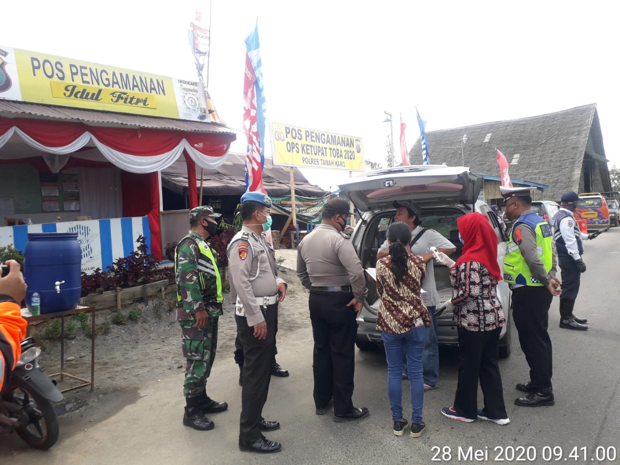 Potret Karo: TNI - Polri dan Instansi Terkait Lakukan Pemeriksaan 24 Jam di Pos Pantau Covid 19