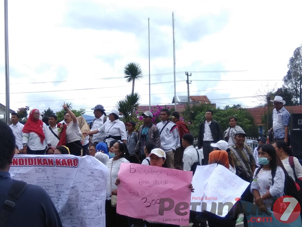 Tuntut Kesejahtraan, Ratusan Guru Honorer di Karo Gelar Aksi Demo ke Kantor Bupati