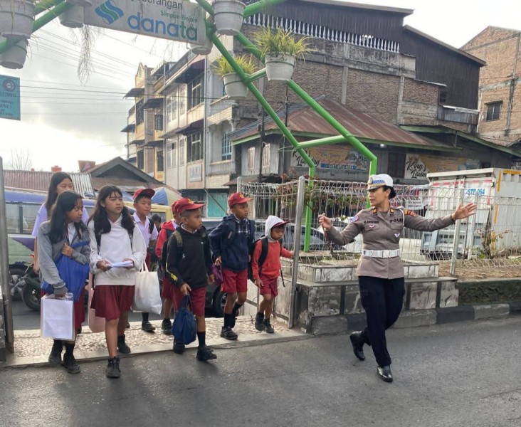 Arus Kenderaan Cukup Ramai, Kanit Lantas Polsek Berastagi Iptu Rotua Sipayung Atur Lalu Lintas di Kota Berastagi