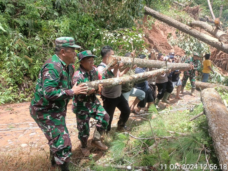 TNI-Polri Bersama Warga Bersihkan Material Longsor di Desa Ketawaren Kecamatan Juhar