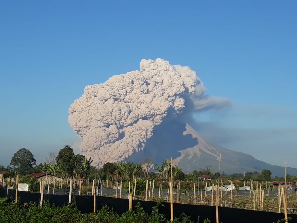 Gunung Sinabung Semburkan Awan Panas Sejauh 2000 - 5000 Meter