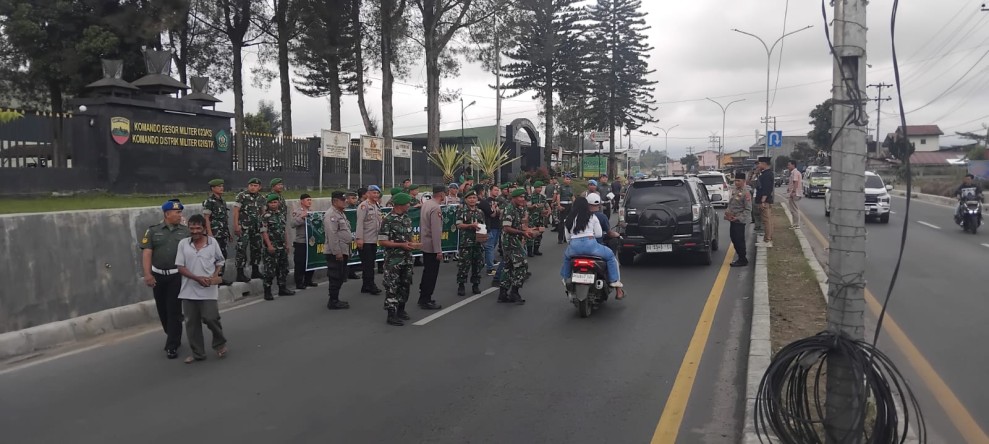 TNI - Polri Bagikan Takjil Gratis, Dandim 0205/TK: Pembagian takjil ini sebagai bentuk kegiatan teritorial TNI - Polri Bagikan Takjil Gratis, Dandim 0205/TK: Pembagian takjil ini sebagai bentuk kegiatan teritorial