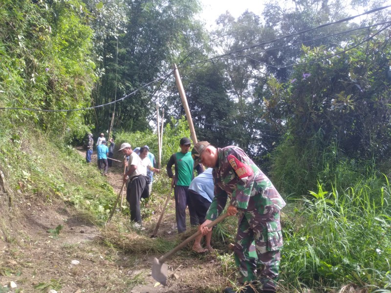 Peduli Lingkungan, Babinsa Koramil 03/Berastagi Bersama Warga Gotong Royong Bersihkan Rumput Kanan Kiri Jalan