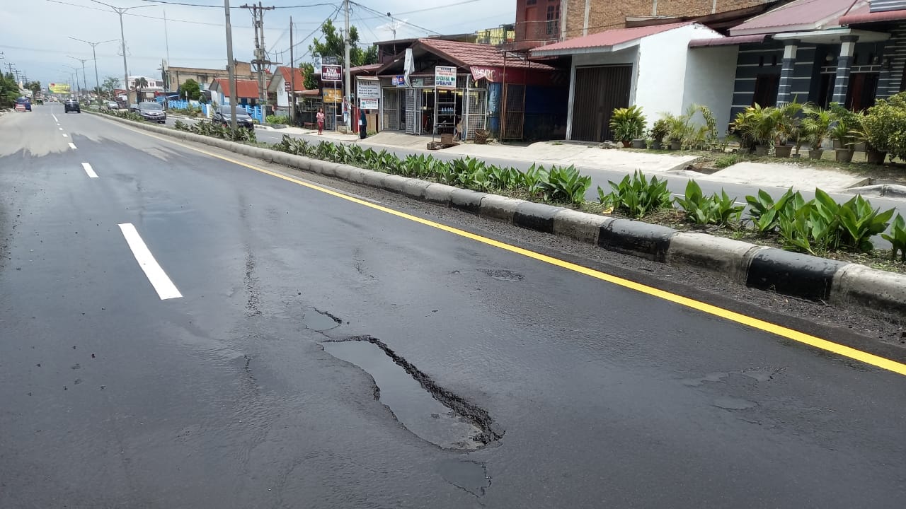 Baru Dibangun , Jalan Nasional Sudah Hancur Dan Beair . PPK 