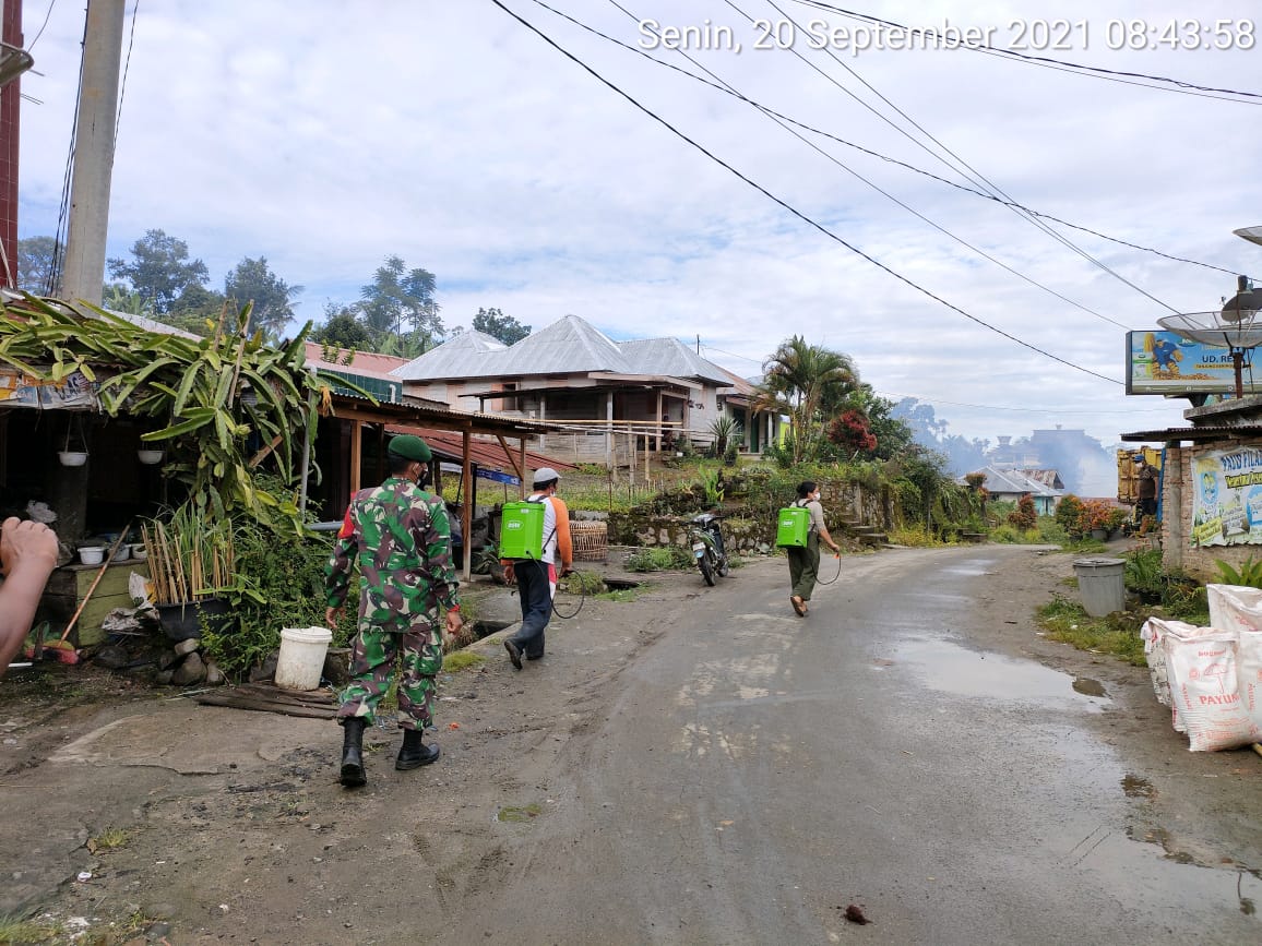 Babinsa Desa Tanjung Beringin Laksanakan Kegiatan Penyemprotan Disinfektan