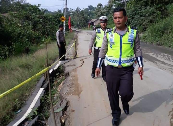Jalan Ambles, Satlantas Pasang Police Line di Jalan Lintas Karo - Aceh  Tepatnya Desa Benjire