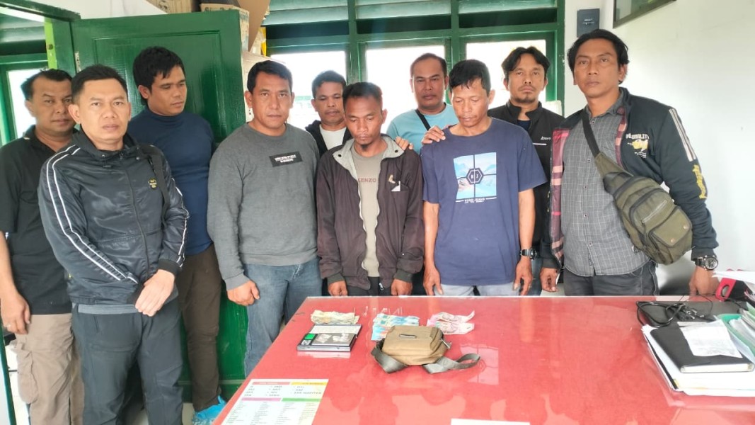 Den Intel Kodam I/BB, Intel Korem 023/KS Dan Intel Kodim 0205/TK Tangkap Dua Orang Pengedar Narkoba di Desa Kuta Pengkih