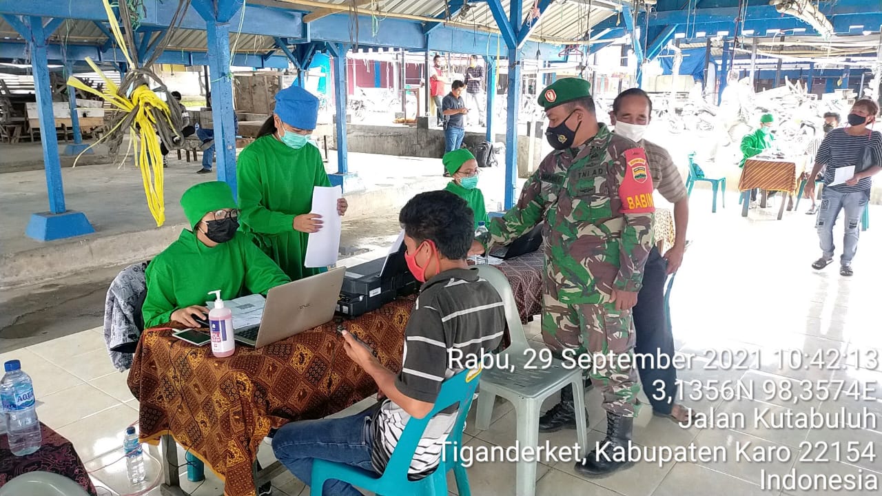 Putus Penyebaran Covid-19 Babinsa Kodim 0205/TK Pantau Serbuan Vaksinasi 