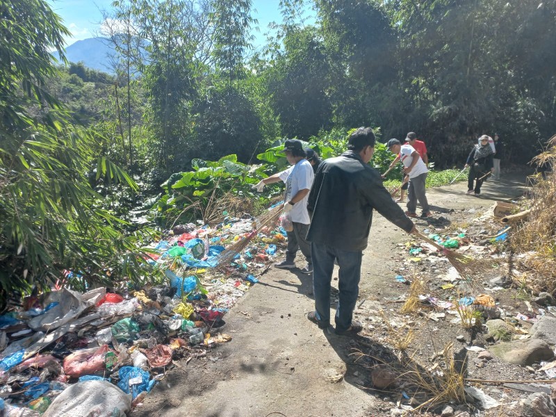 Lurah TL Mulgap II Bernard Sinulingga Pimpin Langsung Giat Gotong Royong Di Berastagi Lurah TL Mulgap II Bernard Sinulingga Pimpin Langsung Giat Gotong Royong Di Berastagi