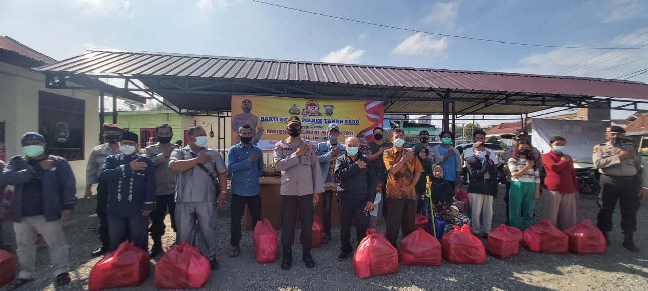 Sambut HUT Bhayangkara-75, Polsek Tigapanah Bagikan Paket Sembako