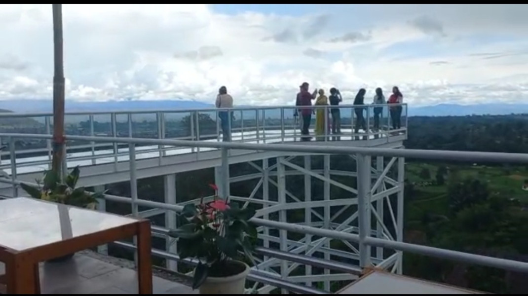 Jembatan Kaca Gundaling Sky Hill Jadi Objek Wisata Top Di Berastagi , Kadis Pariwisata Munarta Ginting : Semoga PAD Naik