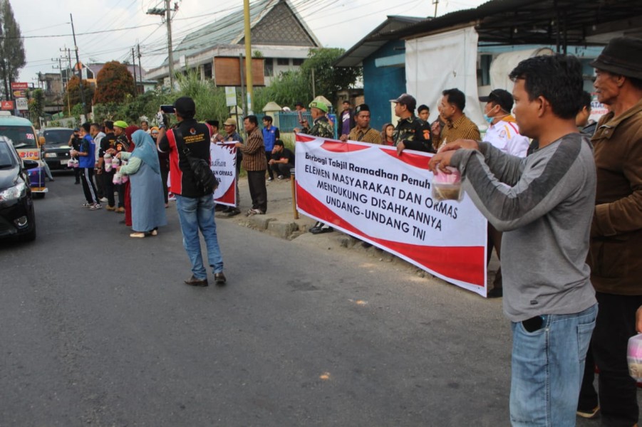 Puluhan LSM di Kabupaten Karo Lakukan Aksi Berbagi Takjil Sekaligus Bentuk Dukungan Undang Undang TNI Puluhan LSM di Kabupaten Karo Lakukan Aksi Berbagi Takjil Sekaligus Bentuk Dukungan Undang Undang TNI