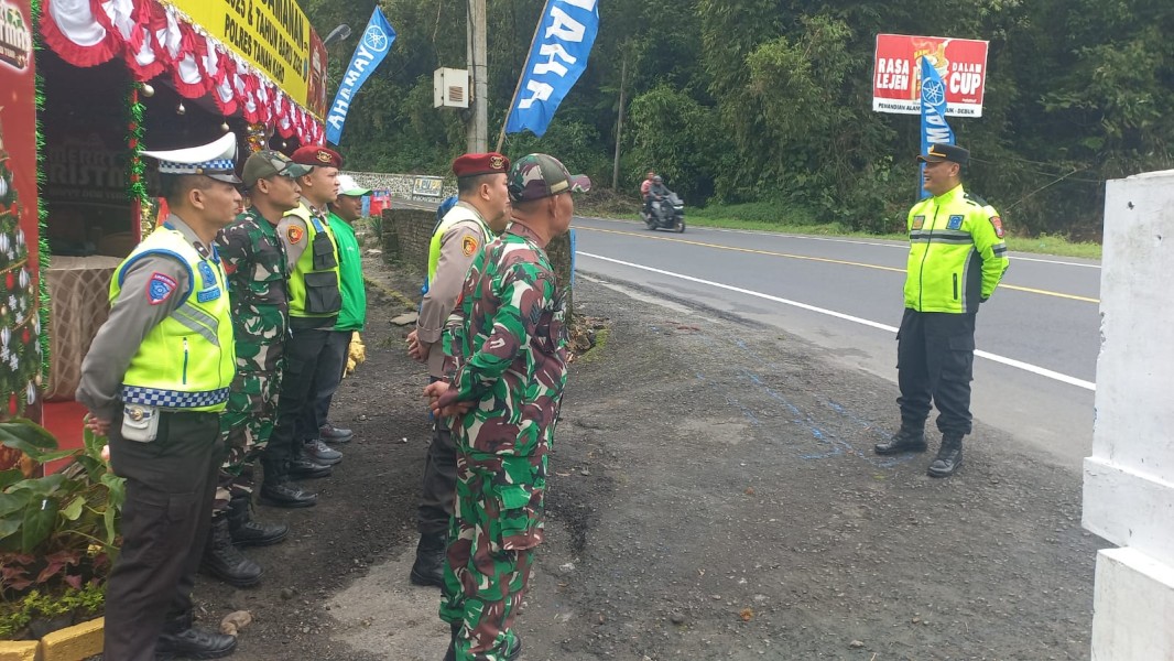 Babinsa Koramil 03/BT Kodim 0205/TK Turut Pantau Libur Natal dan Tahun Baru Di Pos Pam Nataru Desa Doulu 