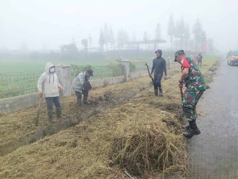 Babinsa Koramil 01/BJ Meningkatkan Komunikasi Sosial Melalui Gotong-royong