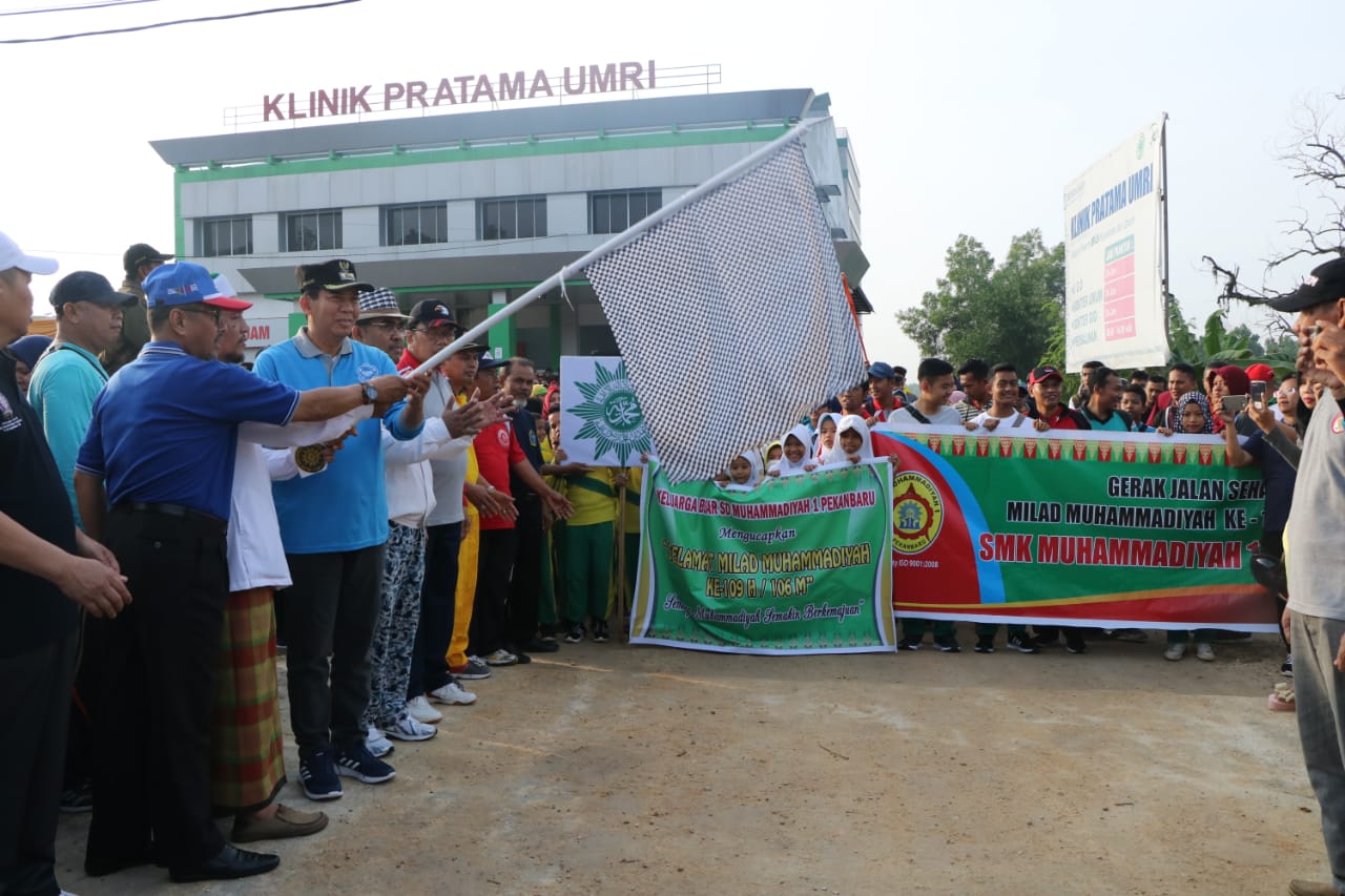 Milad Muhammadiyah ke 109/106 M, Wako Pekanbaru Lepas Peserta Gerak Jalan Santai