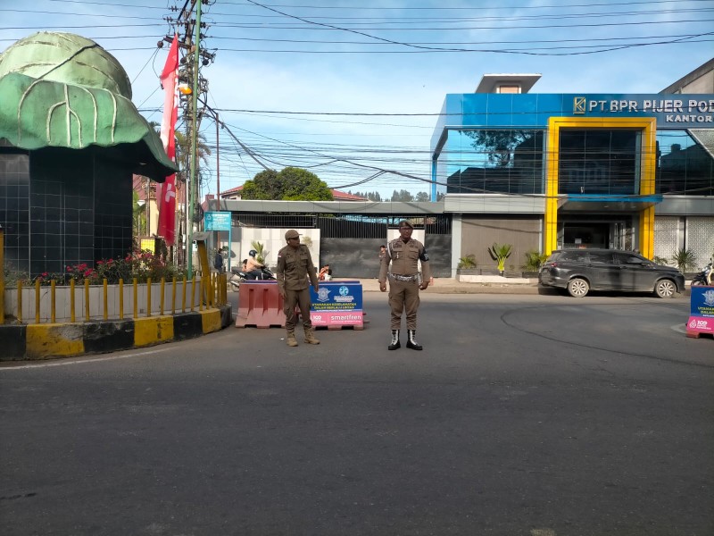 Satuan Polisi Pamong Praja (Satpol PP) Kabupaten Karo Menerjunkan Puluhan Personelnya Di Berbagai Titik Strategis Satuan Polisi Pamong Praja (Satpol PP) Kabupaten Karo Menerjunkan Puluhan Personelnya Di Berbagai Titik Strategis
