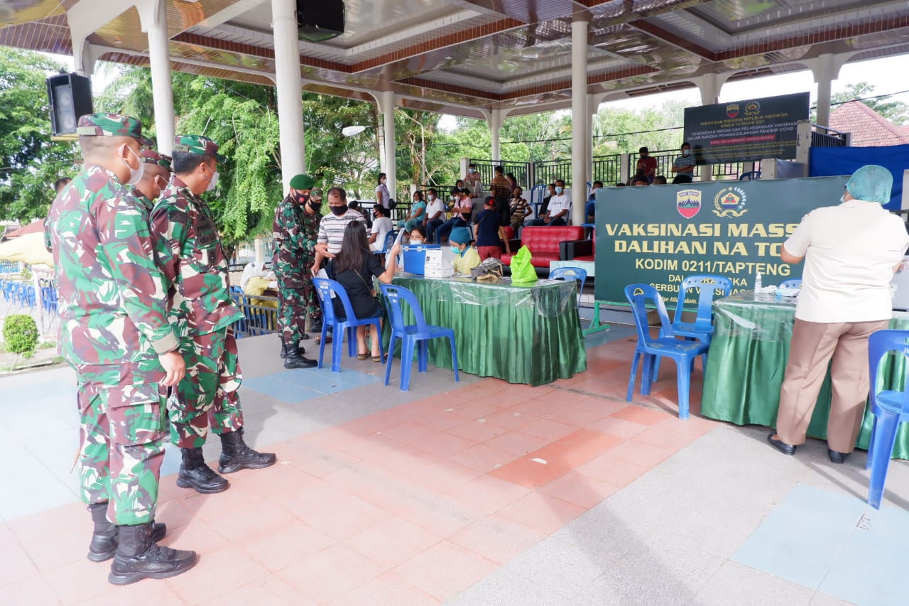 Danrem 023/KS Tinjau Kegiatan Vaksinasi Massal Di Wil Kodim 0211/TT