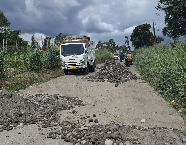 Peduli Dengan Kondisi Jalan Tigapancur-Surbakti, Anggota DPD RI Dr Badikenita P br Sitepu Berikan 25 Truk Batu Siertu