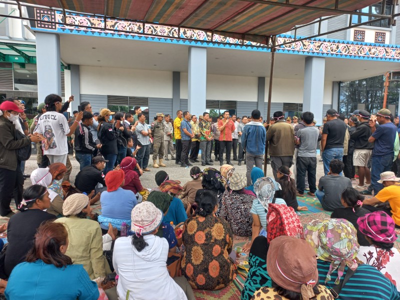 Warga Desa Daulu dan Desa Semangat Gunung Tuntut Dinas Pariwisata Cabut SK Pengutipan Retribusi