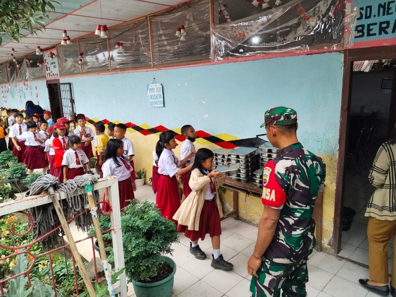 Babinsa Kodim 0205/TK Kawal Program Makan Bergizi Gratis Wujudkan Generasi Emas, 1182 Siswa Terima Asupan Sehat