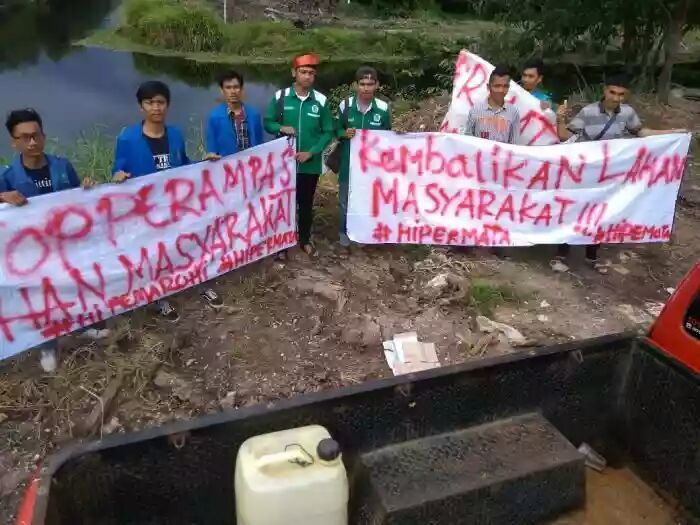 Baliho Mahasiswa di Pagar Kantor Camat Tanah Putih Tanjung Melawan, Tuntut Kembalikan Lahan