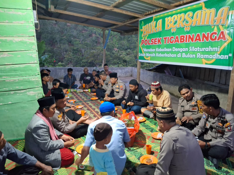 Kapolsek Tigabinanga, Iptu Solo Bangun Buka Puasa Bersama Masyarakat Desa Batumamak di Bulan Ramadhan 1446 H