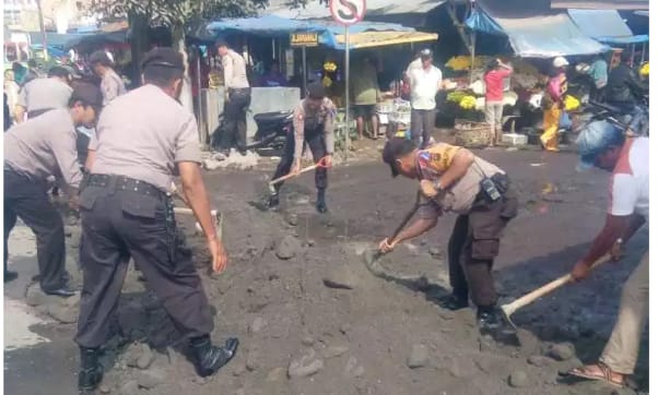 Penyebab Kemacetan, Polres Tanah Karo Timbun Lubang di Akses Jalan Nasional Tiga Panah