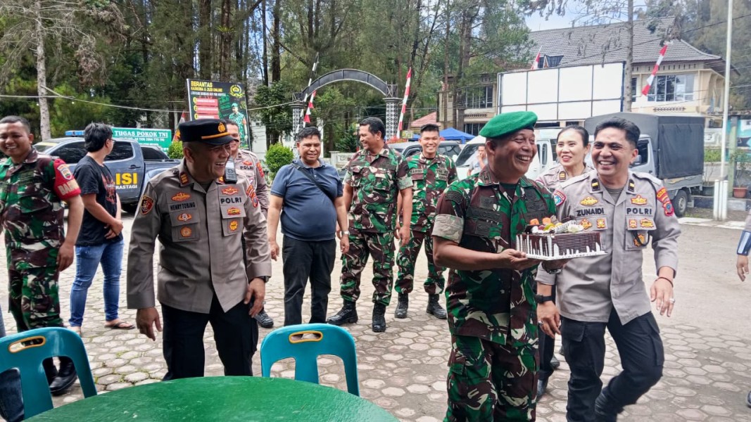 Sinergi Tanpa Batas, Danramil 03/BT Terima Kunjungan Polsek Berastagi Beri Kejutan HUT TNI Ke-80 Tahun 2025