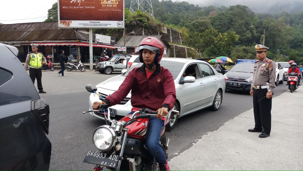 Macet Saat Imlek, Kasat Lantas Polres Karo Langsung Atur Lalin Kendaraan di Simpang Doulu