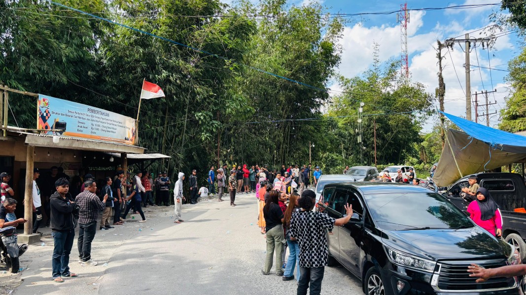 Kecewa Terhadap Keputusan Dinas Pariwisata, Emak-Emak Desa Daulu Turun Ke Jalan Untuk Melakukan Pengutipan Retribusi Air Panas