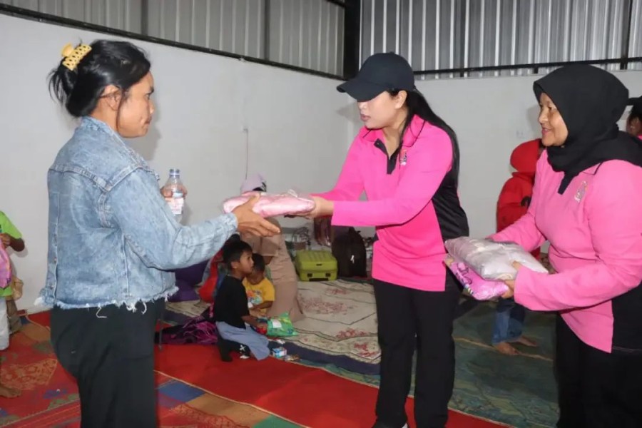 Kapolres Karo Bersama Bhayangkari, Salurkan Bantuan Bhayangkari Peduli Kepada Warga Pengungsi Sinabung