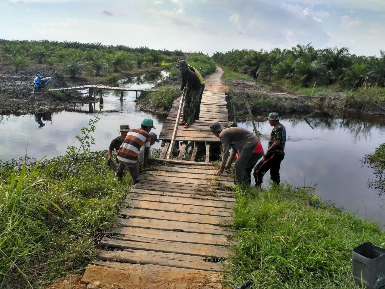Kegiatan Hari ke 10 TNI-MMD di Rohil:  Bersama Masyarakat Memperbaiki Jembatan